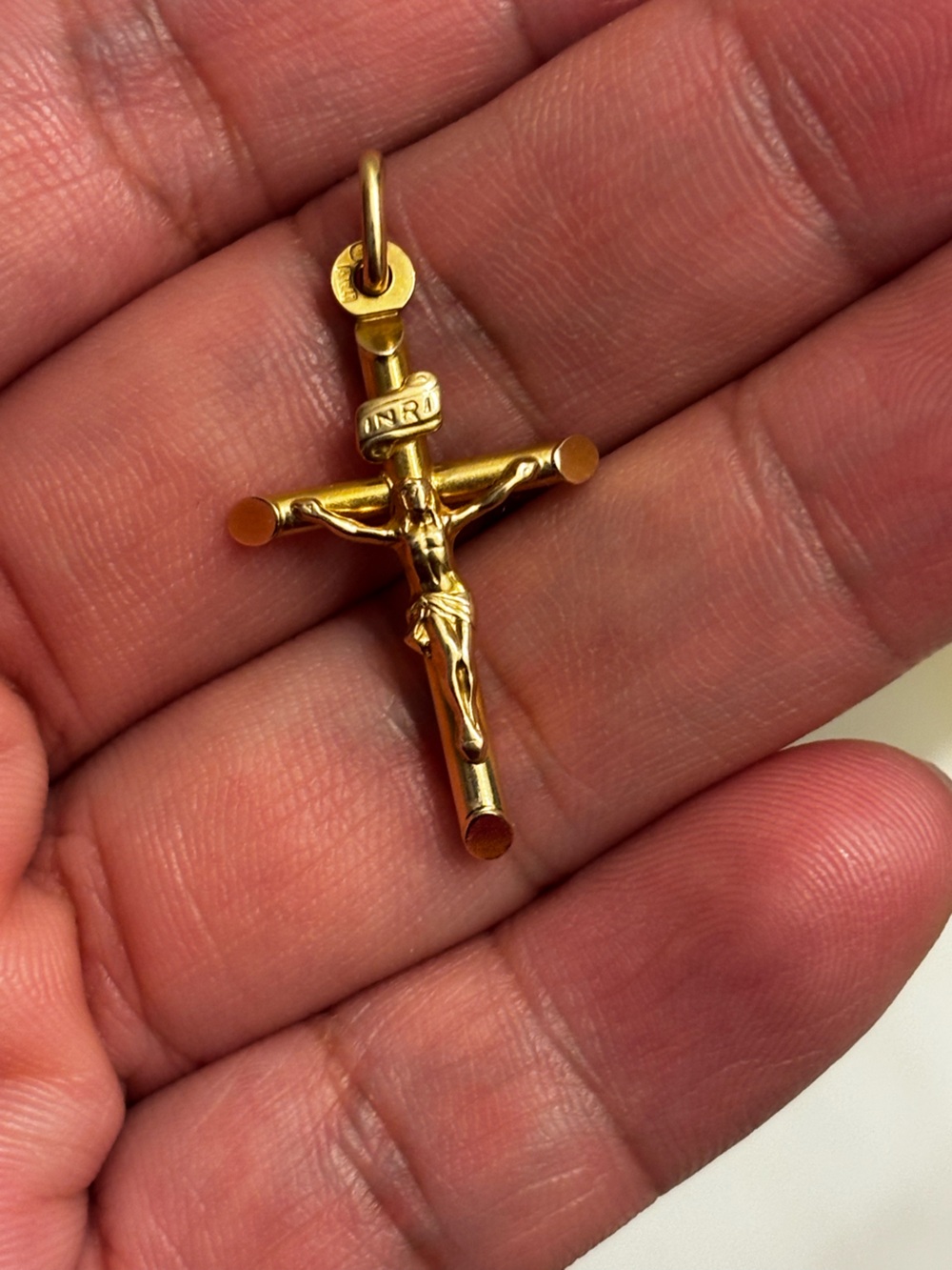 14k Italy unoaerre crucifix pendant